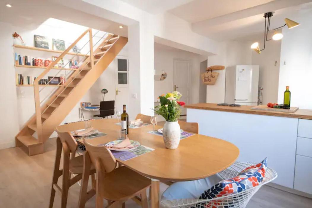 MAGNIFIQUE APPARTEMENT DE CHARME AVEC VUE SUR LE PALAIS DES PAPES À AVIGNON WiFI GRATUIT Exterior foto