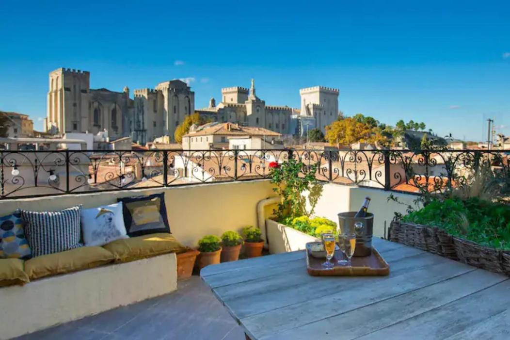 MAGNIFIQUE APPARTEMENT DE CHARME AVEC VUE SUR LE PALAIS DES PAPES À AVIGNON WiFI GRATUIT Exterior foto