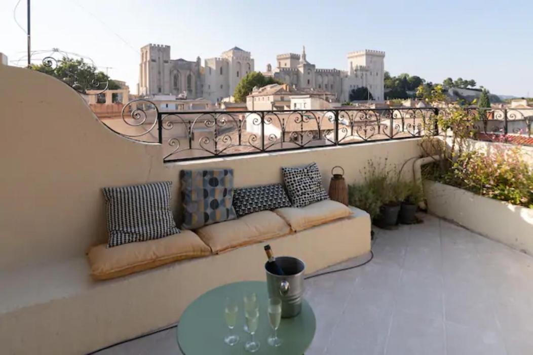 MAGNIFIQUE APPARTEMENT DE CHARME AVEC VUE SUR LE PALAIS DES PAPES À AVIGNON WiFI GRATUIT Exterior foto