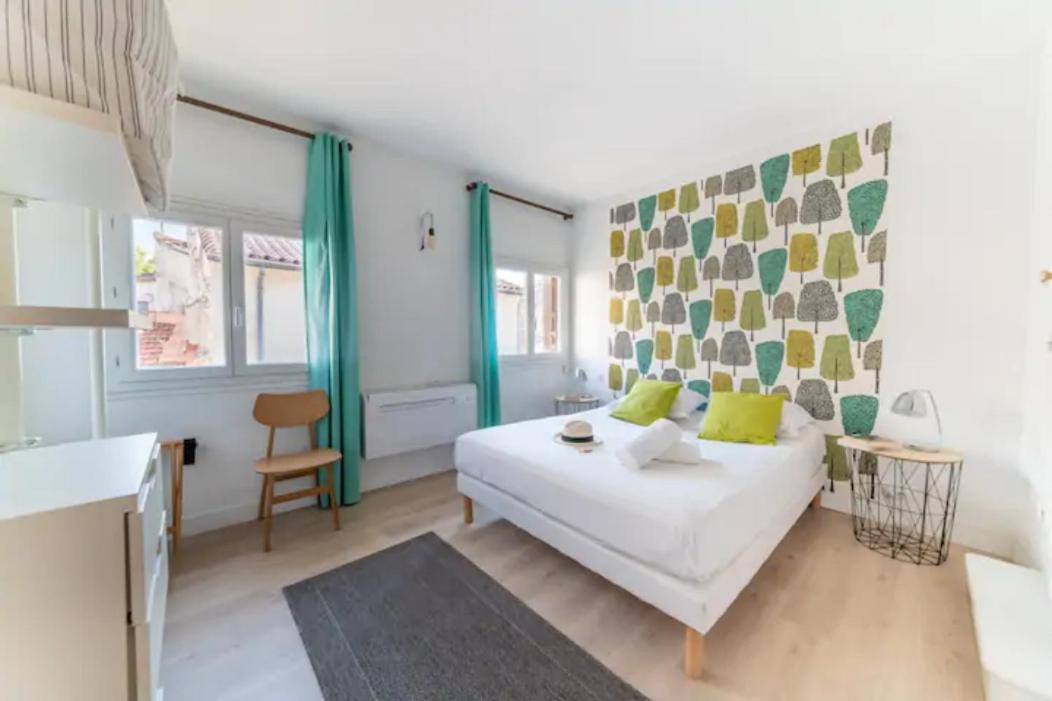MAGNIFIQUE APPARTEMENT DE CHARME AVEC VUE SUR LE PALAIS DES PAPES À AVIGNON WiFI GRATUIT Exterior foto
