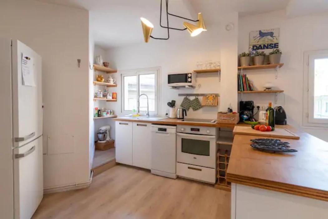 MAGNIFIQUE APPARTEMENT DE CHARME AVEC VUE SUR LE PALAIS DES PAPES À AVIGNON WiFI GRATUIT Exterior foto